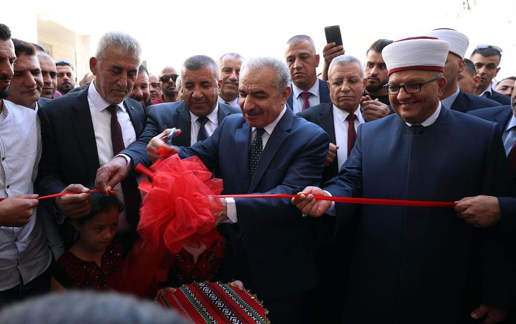 اشتية يفتتح المبنى الجديد لكلية العلوم الإسلامية في الظاهرية