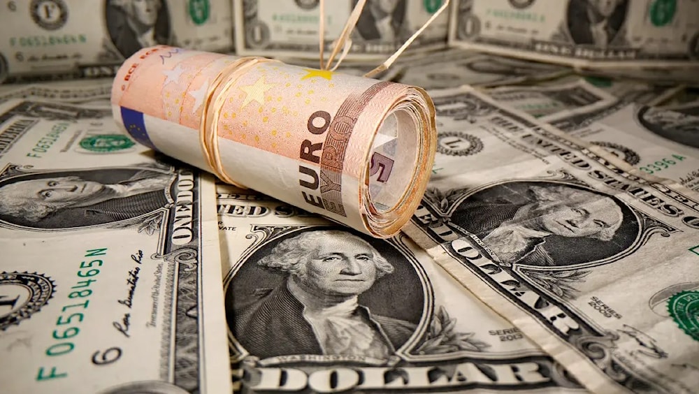 الدولار يقترب من أدنى مستوياته في 5 أشهر