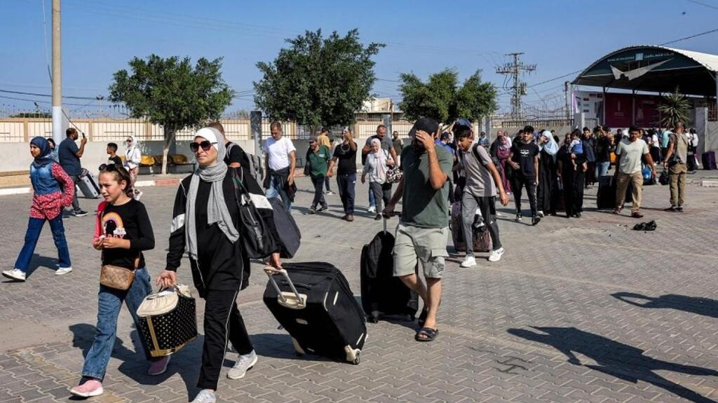 تحقيق | بـ 10 آلاف دولار.. ابتزاز لفلسطينيين يرغبون بمغادرة غزة لمصر