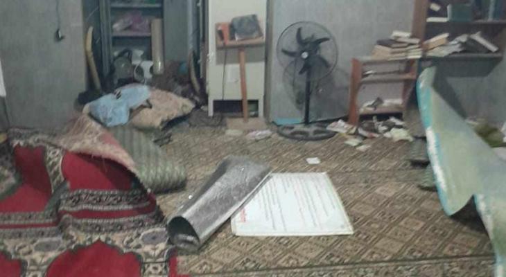 قوات الاحتلال تُدنس مسجدًا جنوب الخليل