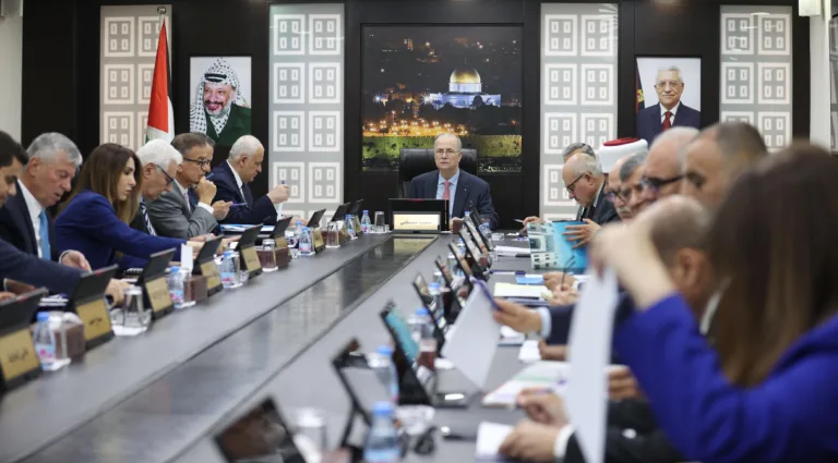 مجلس الوزراء يبحث وسائل تسريع العمل على معالجة أزمة المحروقات وتكدس الشيقل بفعل إجراءات الاحتلال
