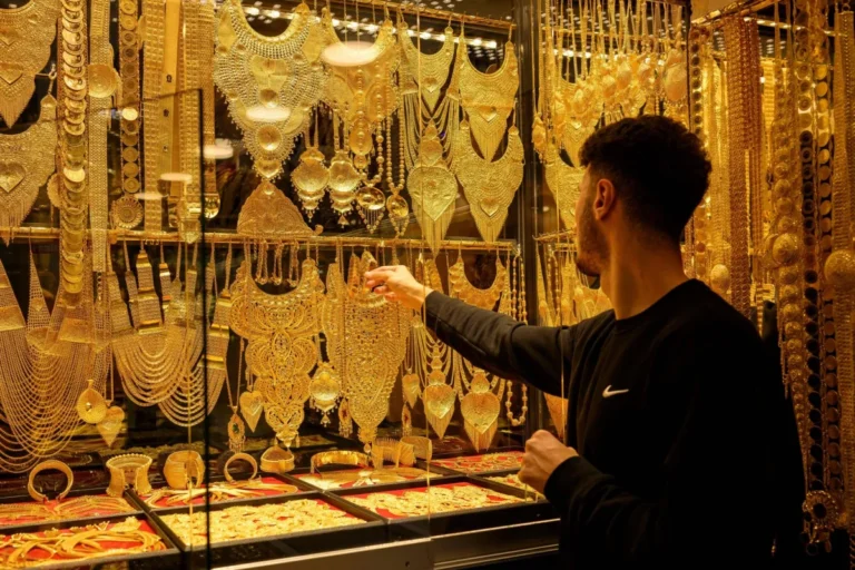 الذهب يتراجع وسط صعود الدولار وتوقعات رفع أسعار الفائدة