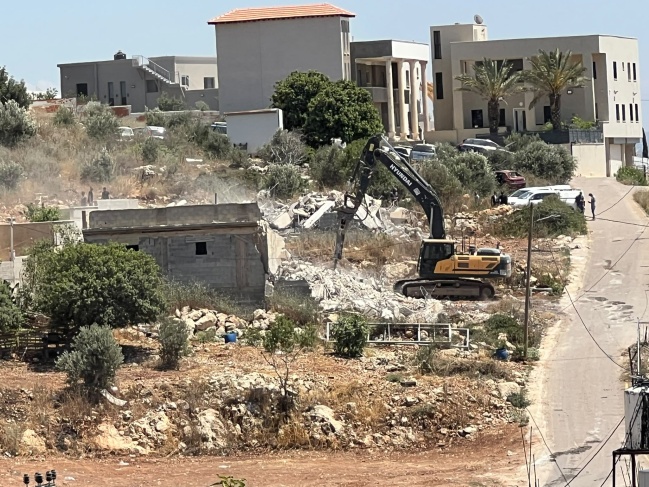 الاحتلال يهدم 8 منازل في برطعة ويهدد بهدم 12 أخرى