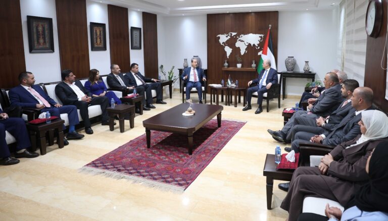 رئيس الوزراء يتسلّم التقرير السنوي للمدرسة الوطنية الفلسطينية للإدارة