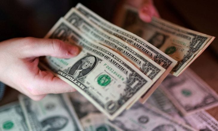 الدولار يتراجع قليلا قبل أول قرار لمجلس الاحتياطي الاتحادي برئاسة وارش