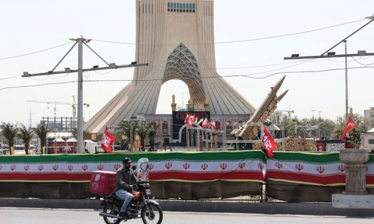 حرب إيران تمتد إلى البحر الأحمر وبحر قزوين وسط حالة من الهدوء في الخليج