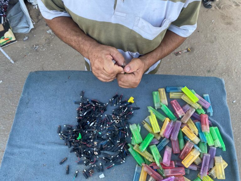 شح الولاعات في غزة يفرض مهنة جديدة ويثقل كاهل النازحين