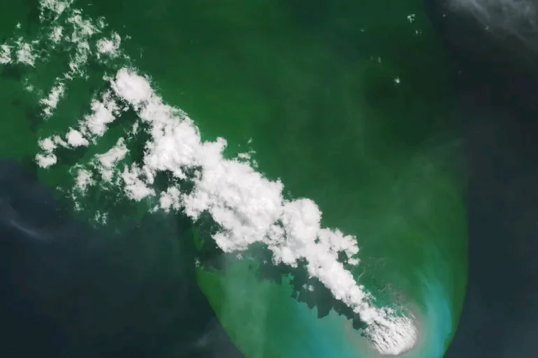 الأرض تلد جزيرة من العدم.. والأقمار الصناعية توثق “المخاض البركاني”