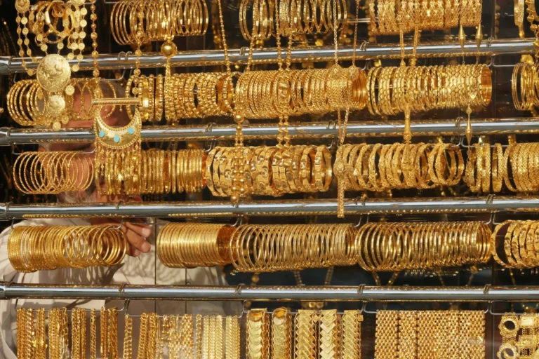 الذهب يسجل أعلى مستوى في 7 أسابيع وسط آمال إعادة فتح مضيق هرمز