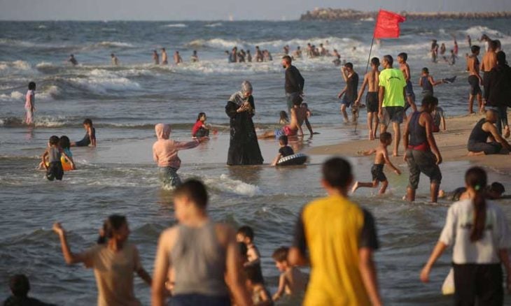 آخر متنفس.. بحر غزة يحتضن شبانا أنهكهم الحر والحرب