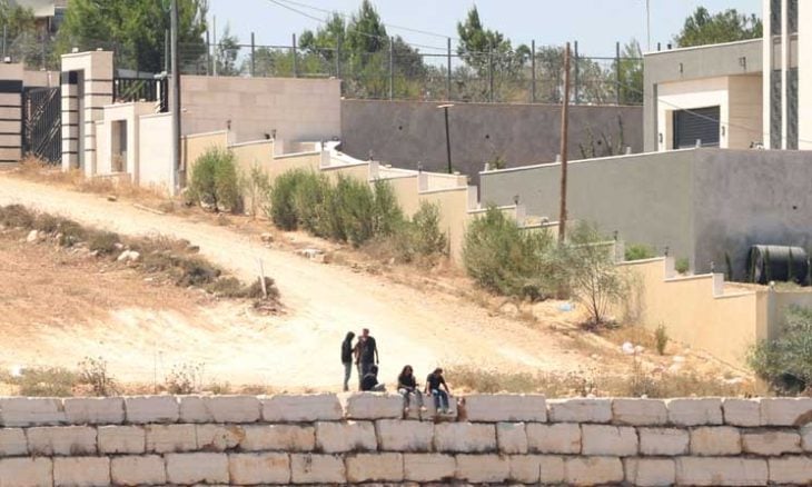 لليوم العاشر.. مستوطنون إسرائيليون يحاصرون 3 منازل فلسطينية في قصرة
